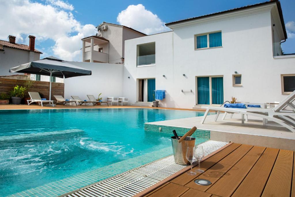 a villa with a swimming pool and a house at Villa Pasis 2 in Rovinj