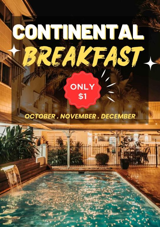 een zwembad bij een hotel met een bordje met de tekst 'centraal ontbijt' bij Cairns Queens Court in Cairns