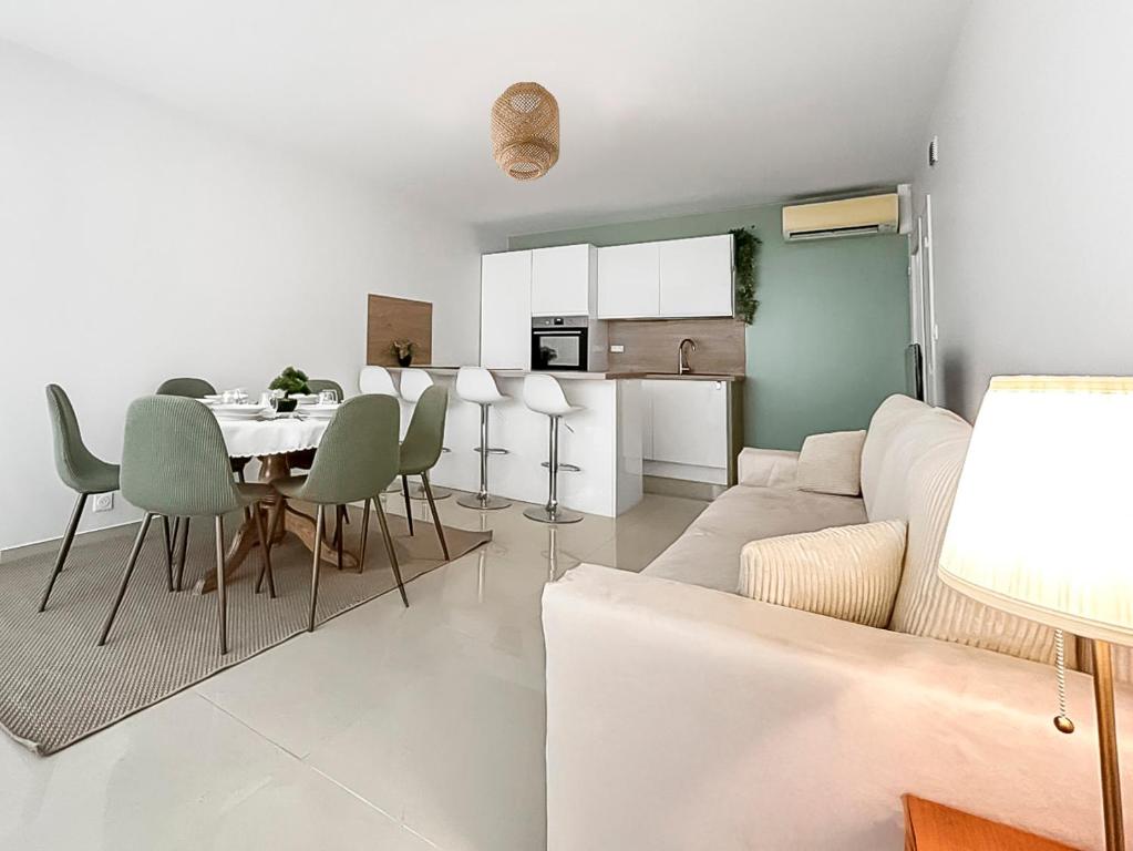 Kuchyň nebo kuchyňský kout v ubytování Évasion douce en centre-ville de St-Raphaël