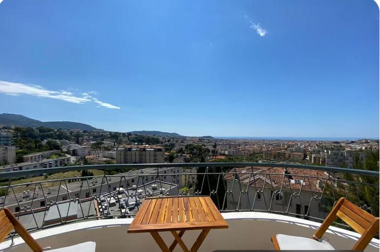 une table et des chaises sur un balcon avec vue dans l'établissement Nice 2 Pièces Vu mer Balcon, à Nice