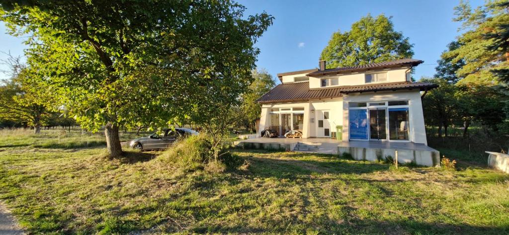 een huis op een heuvel met een auto voor de deur bij Haus Martha 