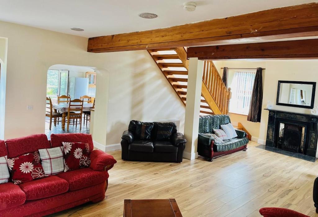 Posezení v ubytování Large House with Private Hot Tub