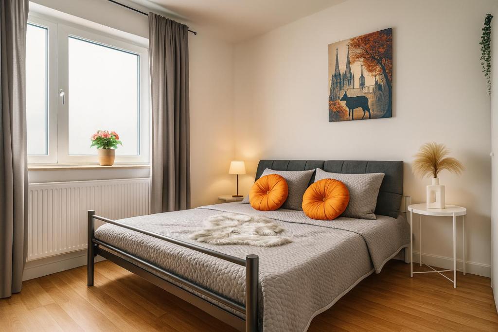 ein Schlafzimmer mit einem Bett mit Kürbissen drauf in der Unterkunft Köln Frechen 44 in Frechen