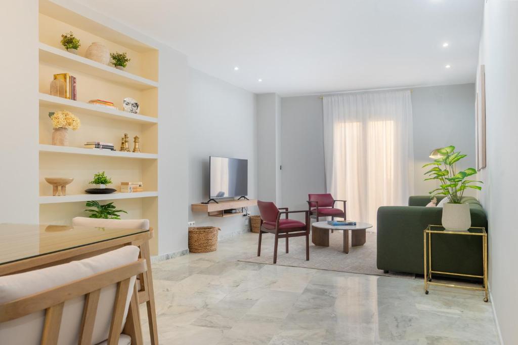 Posezení v ubytování Stunning 3BR 2BTH with Parking and Jacuzzi