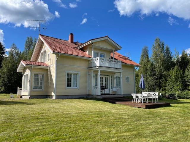 een groot huis met een gazon ervoor bij Villa Koivurinne in Äänekoski