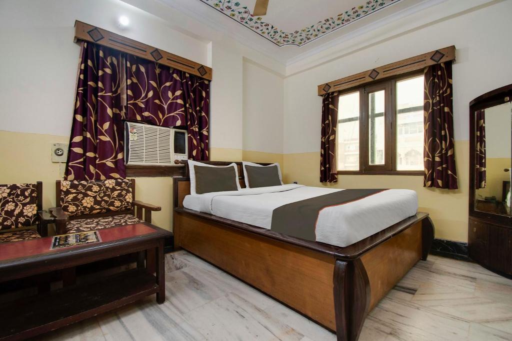 um quarto com uma cama, uma mesa e uma janela em Hotel New Center Point em Jaipur