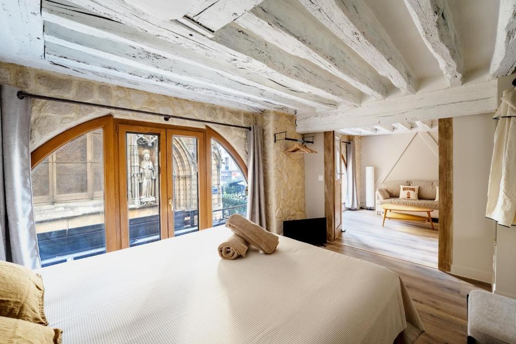 2BR apartment next to Notre Dame de Paris