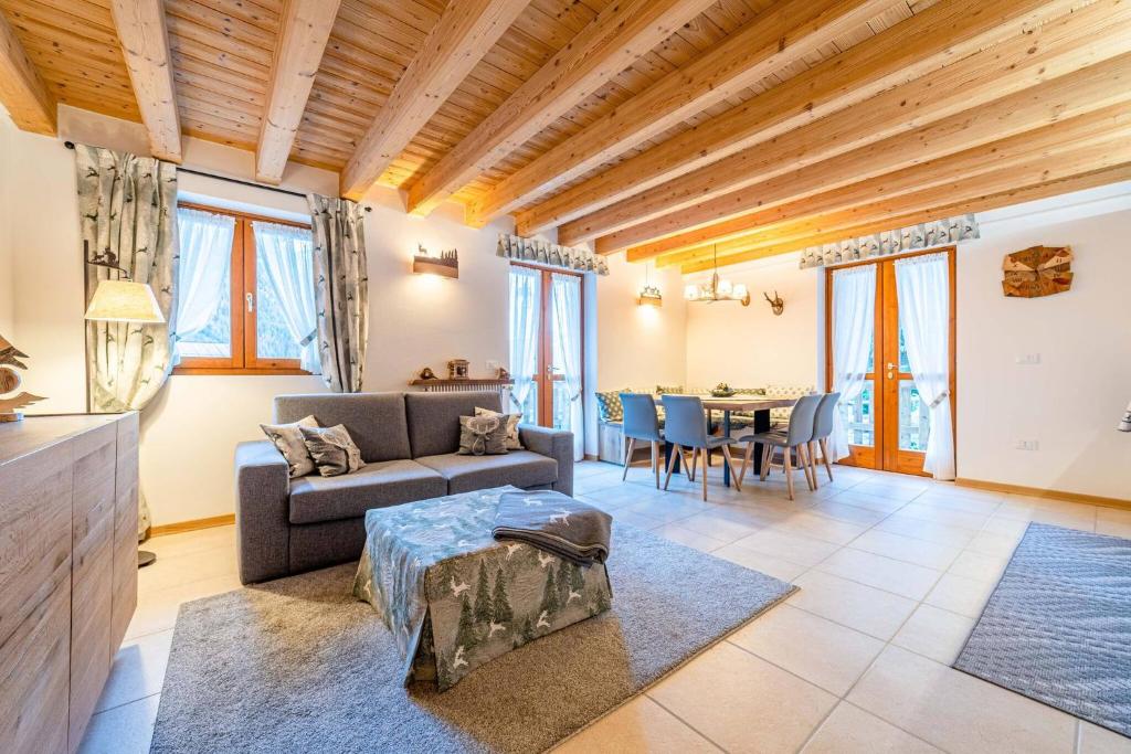 una sala de estar con un sofá y una mesa en Charming Civetta, en Alleghe