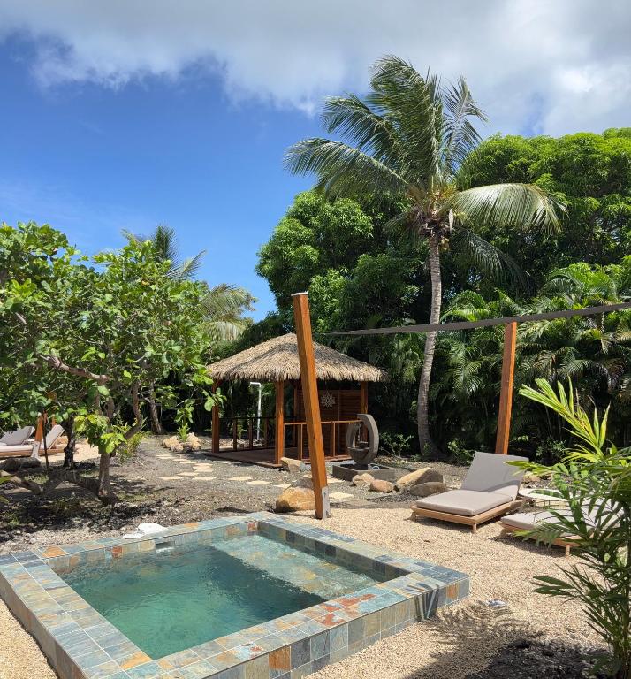 einen Pool mit Pavillon und ein Resort in der Unterkunft Domaine Saint-François in Saint-François
