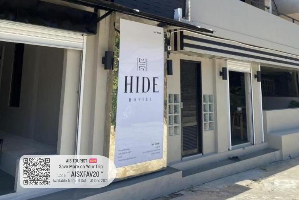 パンガン島にあるHide Hostelの側面に看板がある建物