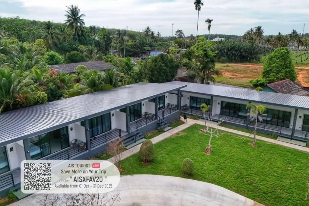 eine Luftaufnahme eines Hauses mit Garten in der Unterkunft Hillside Premium Hotel in Ban Huai Chiat