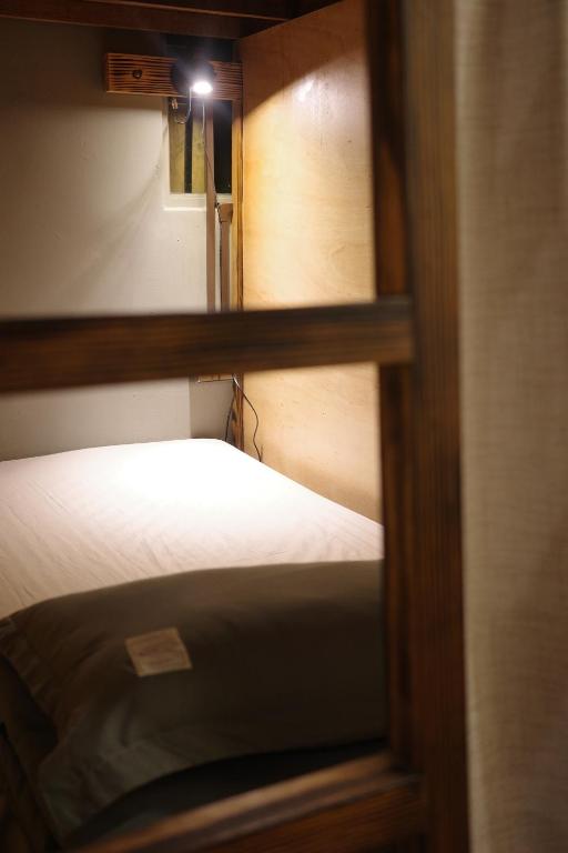 a view of a bed in a small room at 旅兜-hostel 蘭嶼 in Lanyu
