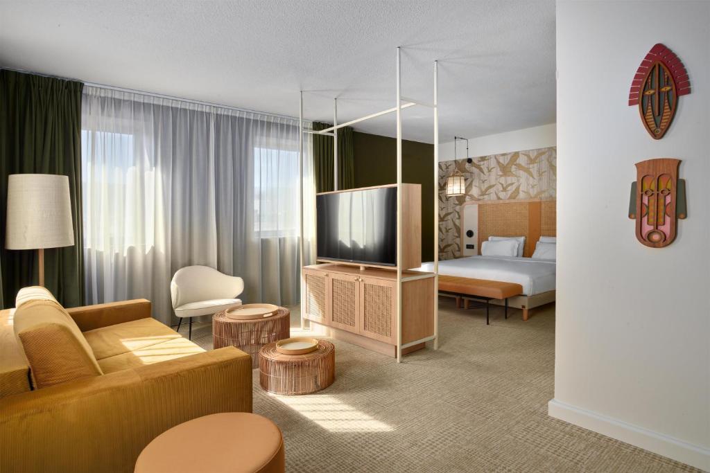 Televizorius ir (arba) pramogų centras apgyvendinimo įstaigoje Radisson Hotel Clermont-Ferrand