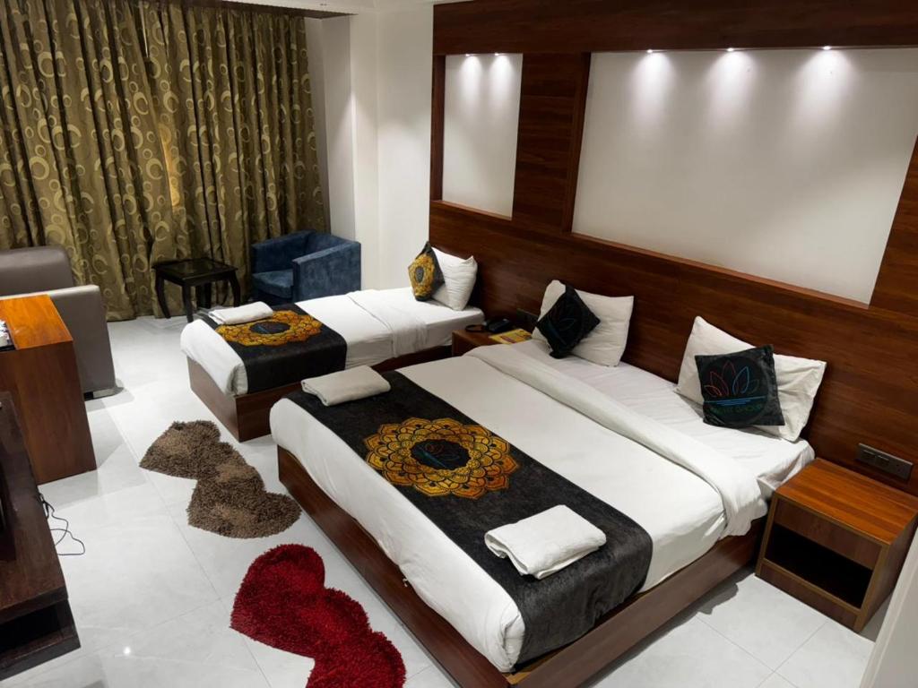 two beds in a hotel room with at Hotel Venus Airport View in New Delhi