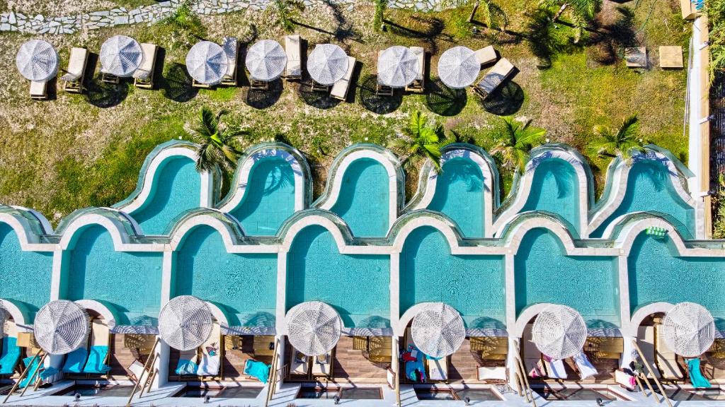 Bazén v ubytování Alia Beachfront Suites and Spa nebo v jeho okolí