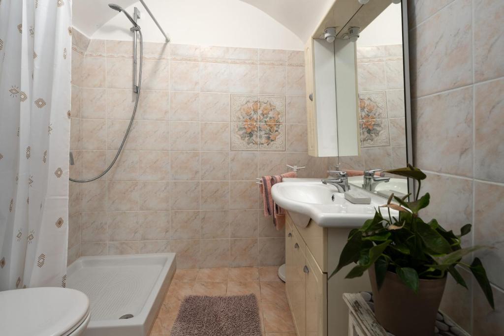 ヴルサルにあるHoliday home in Vrsar - Istrien 49849のシャワー、洗面台、トイレ付きのバスルーム