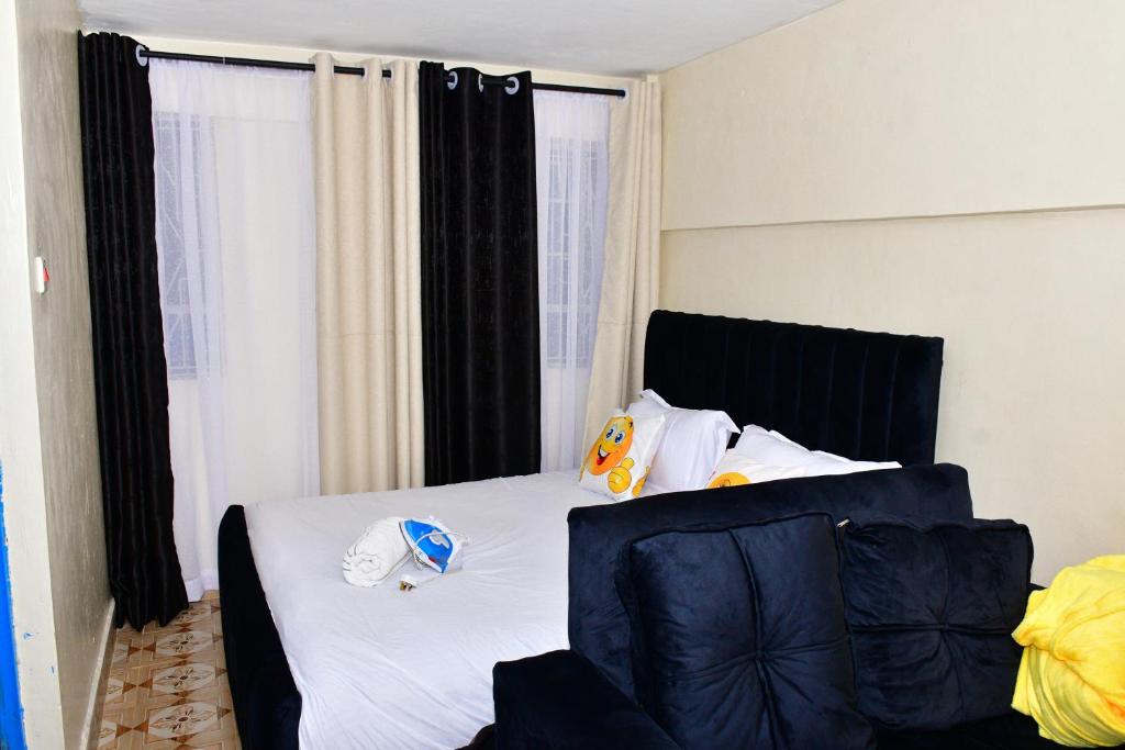 ein Schlafzimmer mit einem Bett und einem Stuhl mit einem ausgestopften Tier darauf in der Unterkunft Studio bnb by Tsparks in Gatunga