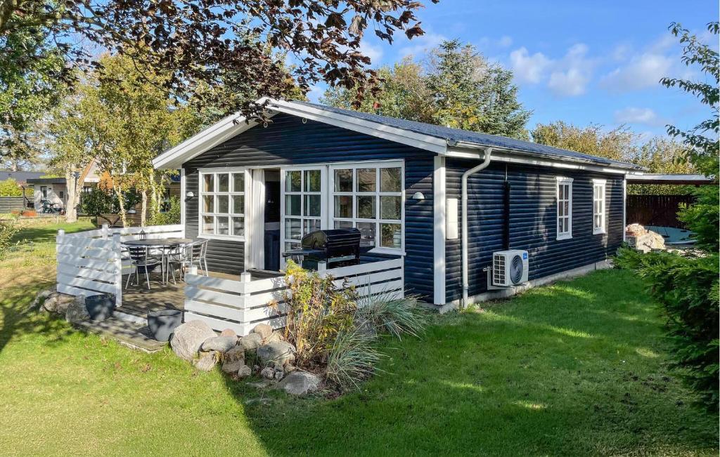 FaldsledにあるBeautiful Home In Millinge With Wifiの青小屋