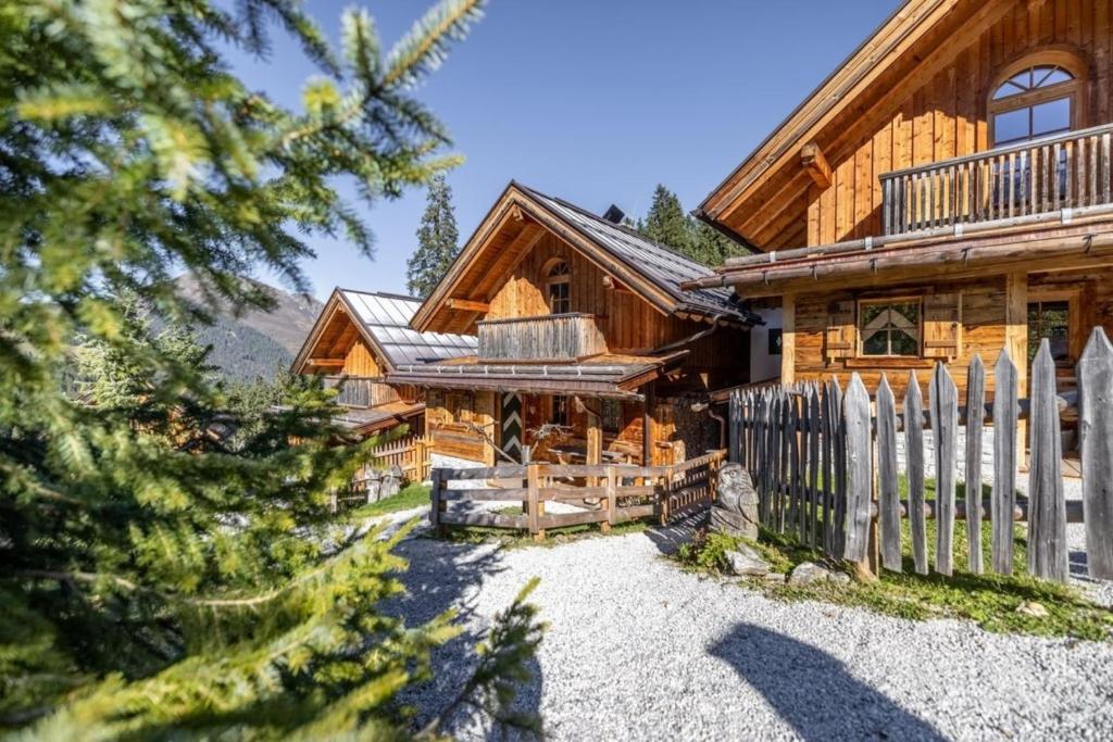ホーホフューゲンにあるKaiser-Franz-Josef Hüttenの丸太小屋