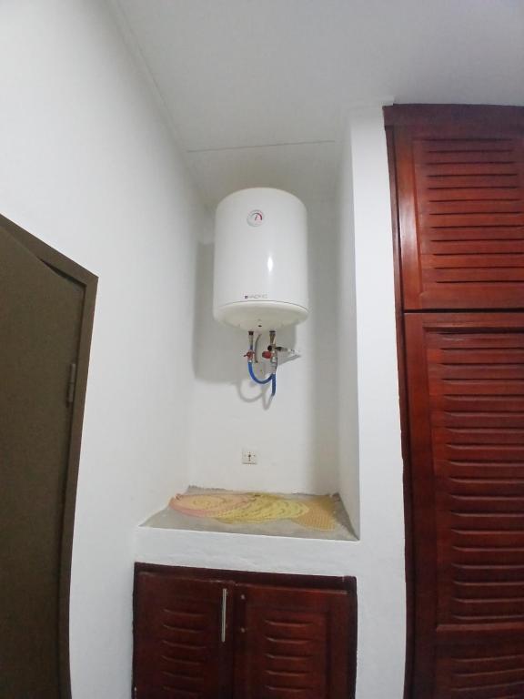 a light in a corner of a room with a shelf at Résidence Meublée Yaya Azur in Azuretti