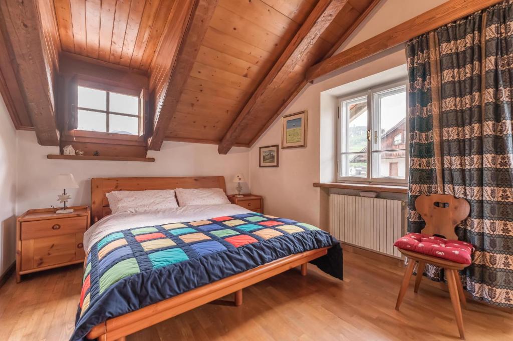 une chambre avec un lit et un plafond en bois dans l'établissement Ca' Alpini - Mountain View Terrace & Parking, à Cortina dʼAmpezzo