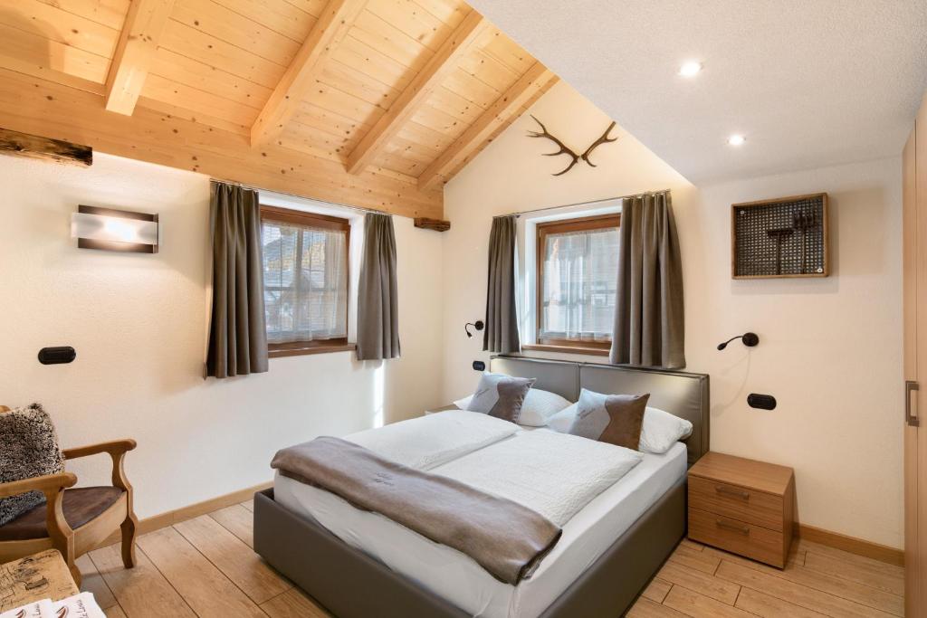 a bedroom with a bed in a room at Chalet Lamada in Livigno