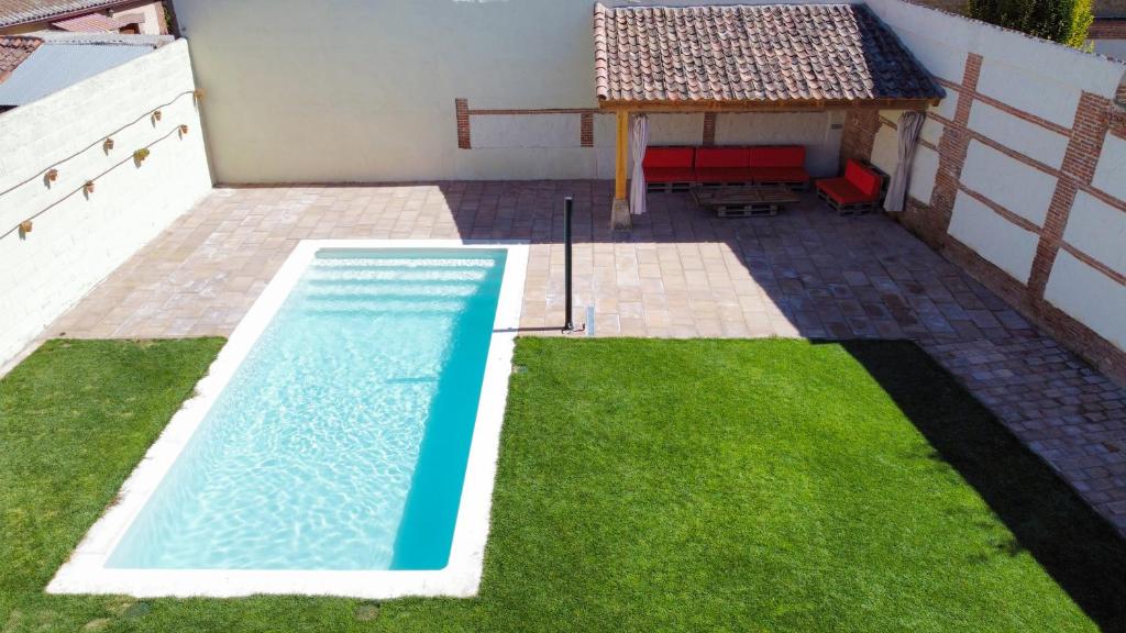 Bazén v ubytování Villa Almudena nebo v jeho okolí