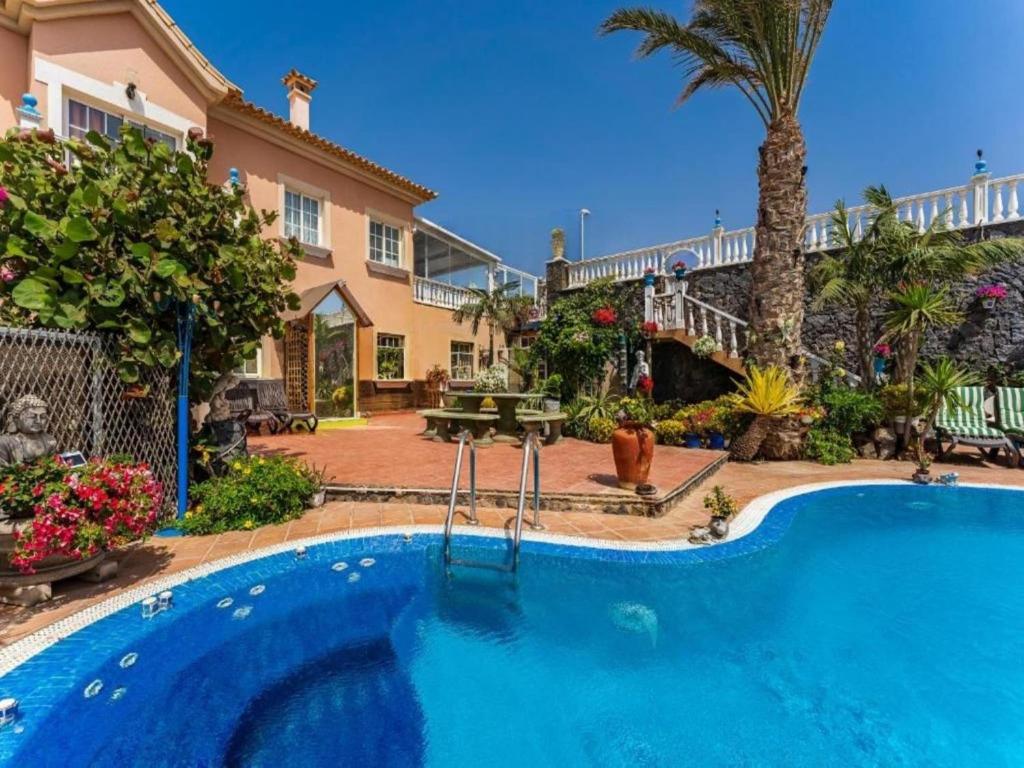 ein Swimmingpool vor einem Haus in der Unterkunft Luxury apartment with garden views in El Médano
