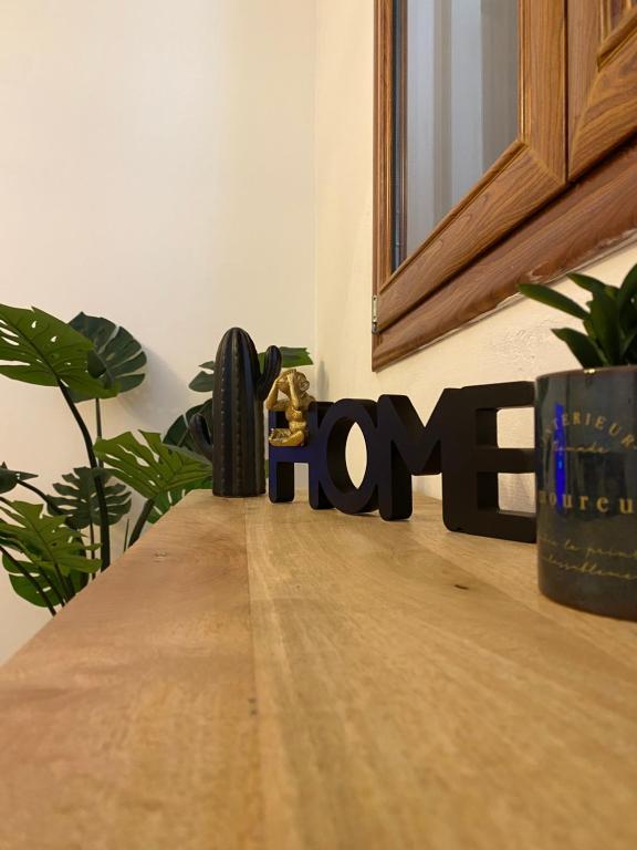 a sign that says home sitting on a counter at Villa Sota Divjakë in Divjakë