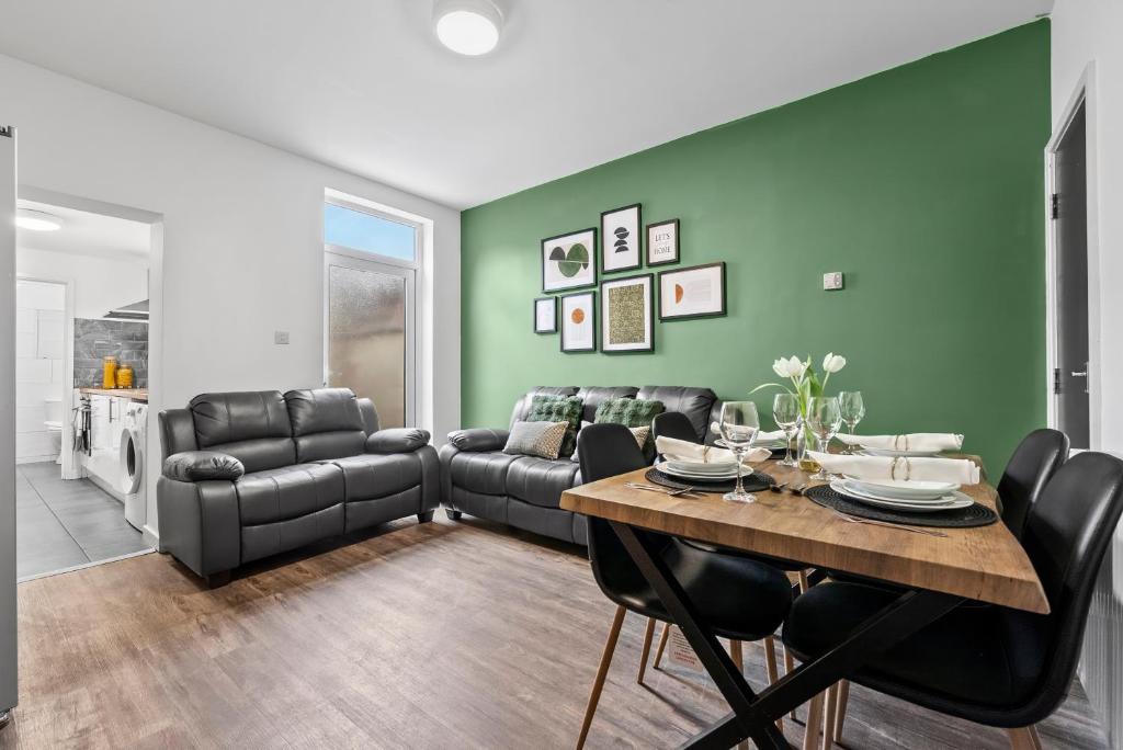 una sala de estar con una mesa y un sofá en NEW! 4BR 4BATH, Perfect for Contractors, Smart TVs, WiFi, en Coventry