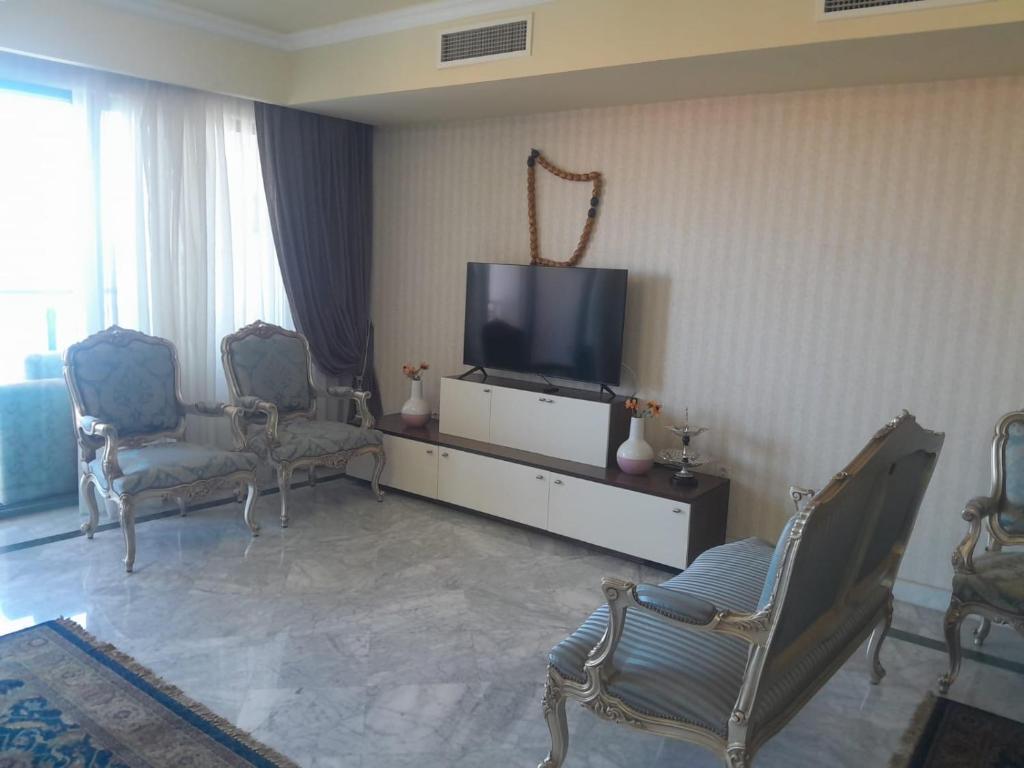 Μια τηλεόραση ή/και κέντρο ψυχαγωγίας στο Luxury Sea View Apartment in Four Seasons Alexandria