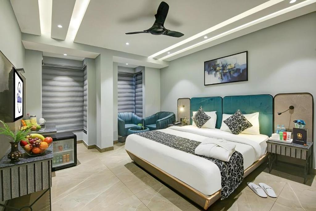 En eller flere senge i et værelse på HOTEL UPTOWN - Luxury Restaurant & Rooftop Near Connaught Place