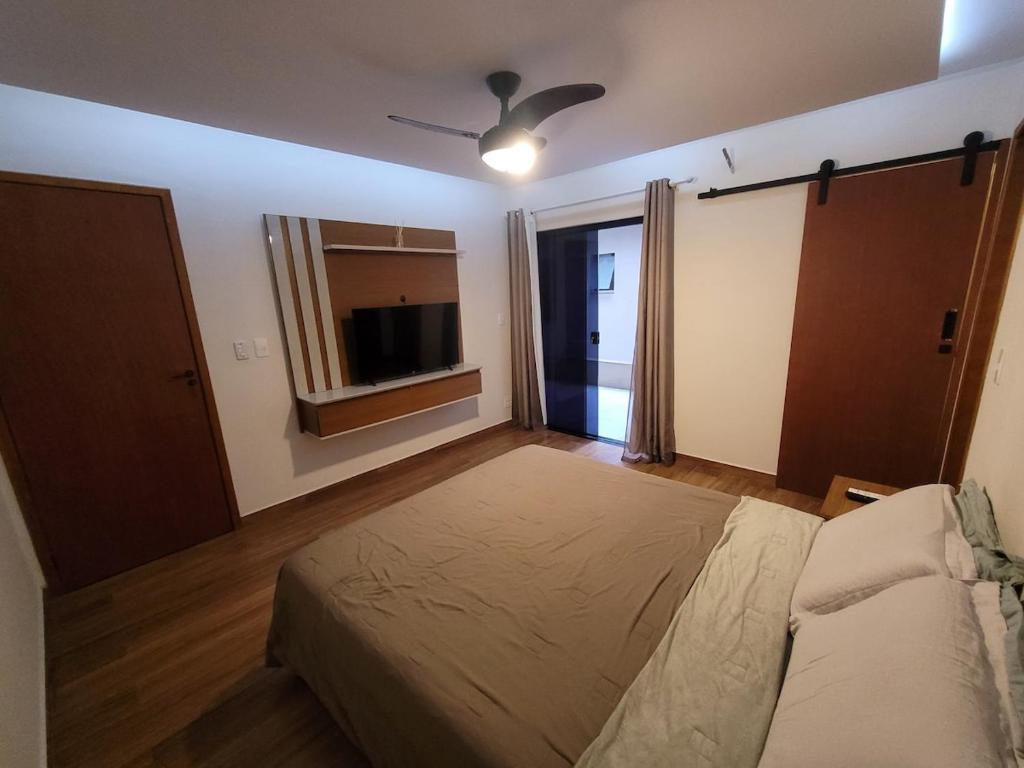 Giường trong phòng chung tại Apartamento com conforto total a 5 minutos do Maracanã