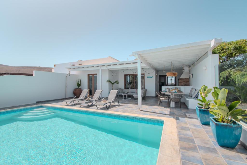 Villa Achaman - Peace, Sea Views and Heated pool