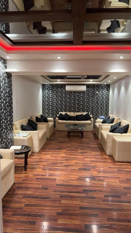 カラチにあるMeetUp Karachiの建物の中にあるソファとテーブルのある広い部屋