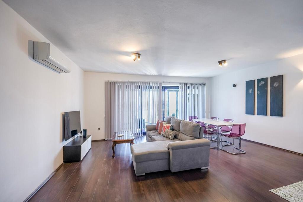 una sala de estar con un sofá y una mesa en Modern Sea View Apartment in Sliema SV4, en Il-Gżira taʼ Forti Manoel