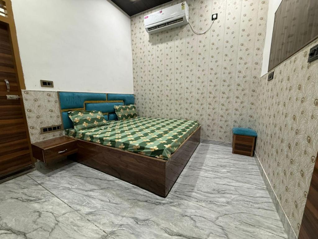 Ένα ή περισσότερα κρεβάτια σε δωμάτιο στο Shri Radha Rani Dham Near by Mathura Junction Railway Station