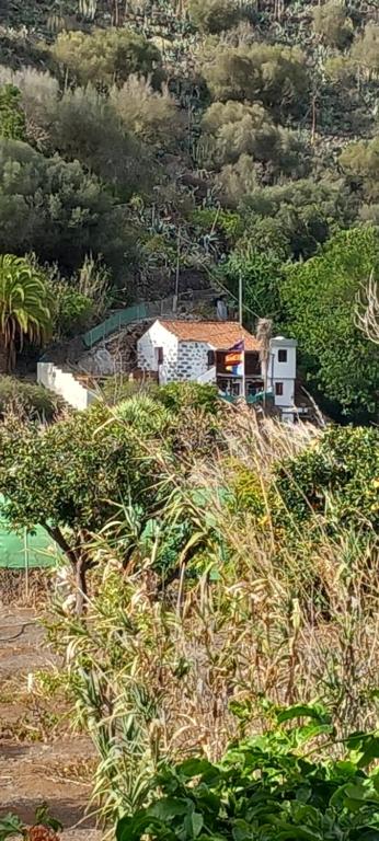 ein kleines Haus auf einem Hügel in der Unterkunft Jesús del Monte in Santa Brígida