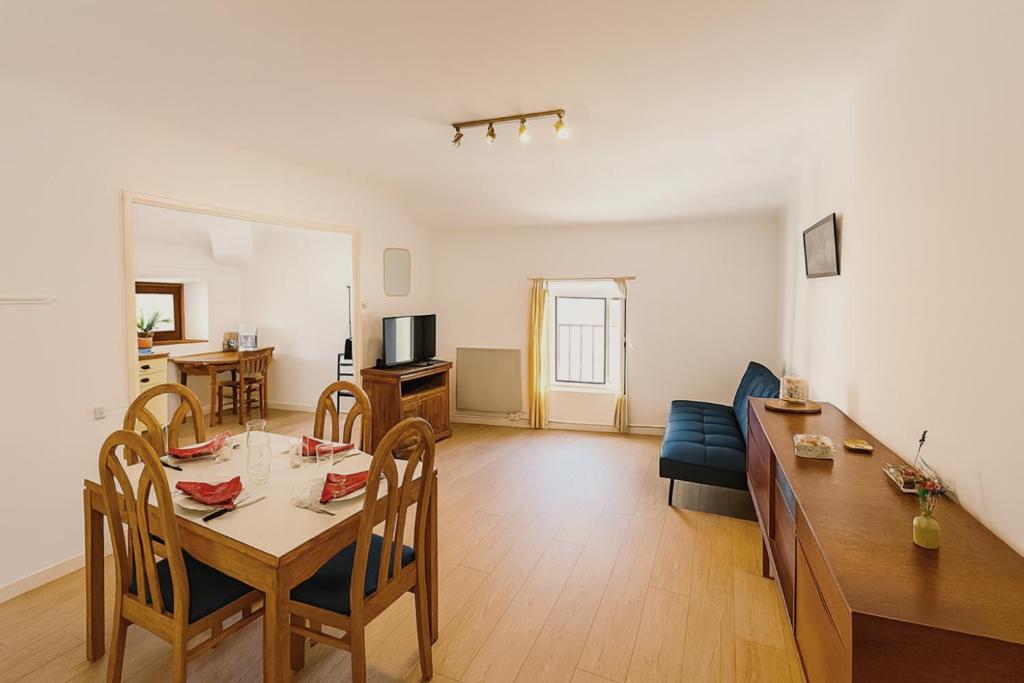 a living room with a table and a dining room at Appartement 2 chambres avec baignoire Lavelanet in Lavelanet