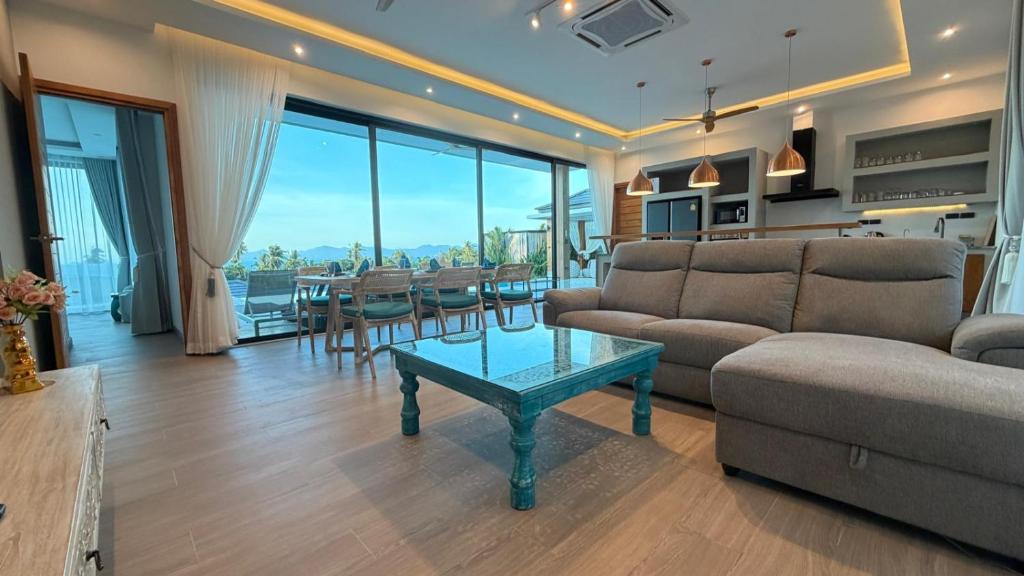 un salon avec un canapé et une table dans l'établissement Sunterra villa, à Nathon Bay