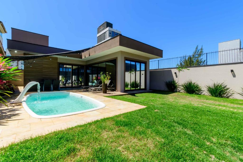 Bazén v ubytování Casa na praia Brava com piscina e jardim WM9244 nebo v jeho okolí