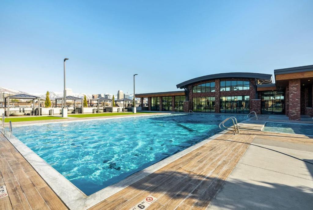 een groot zwembad voor een gebouw bij 1min Delta - Pool & Hot tub - King Bed - Gym - Parking in 214 North Temple Condominium