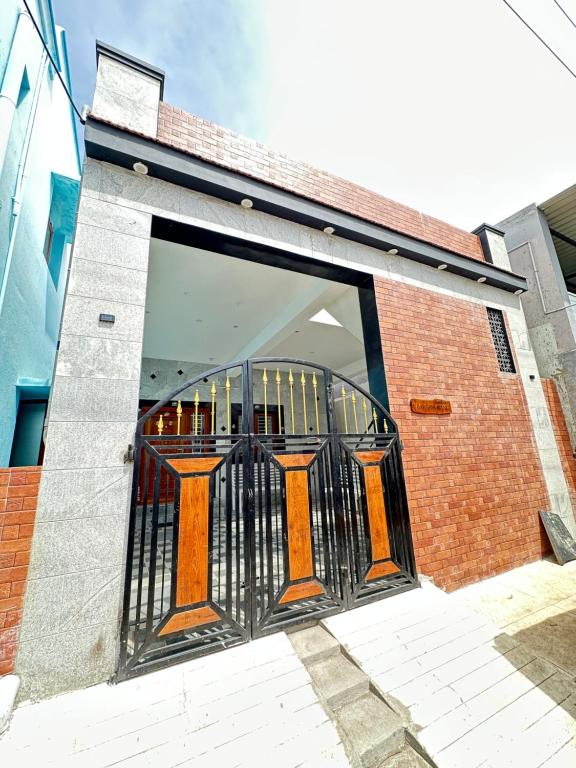 El edificio en el que está la habitación en casa particular