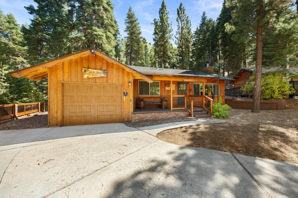 eine Hütte im Wald mit Auffahrt in der Unterkunft All in Cabin in Big Bear Lake