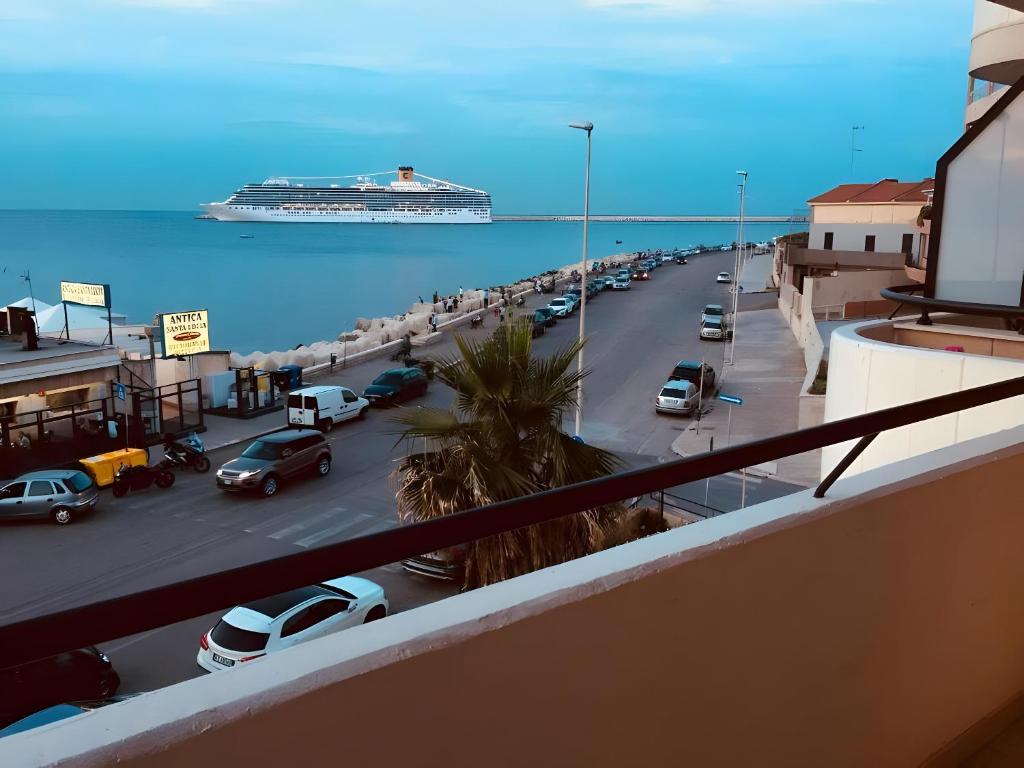 un crucero en el océano y una calle con coches en Rosato 14-balcone Sul Mare, en Stazione Marittima