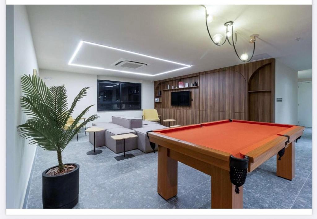 Uma televisão e/ou sistema de entretenimento em Lapa 801