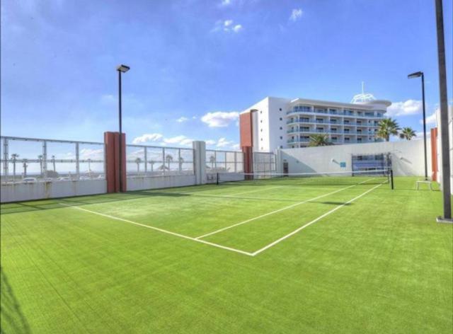 una cancha de tenis frente a un edificio en HAVEN by the Sea, en Mandurah