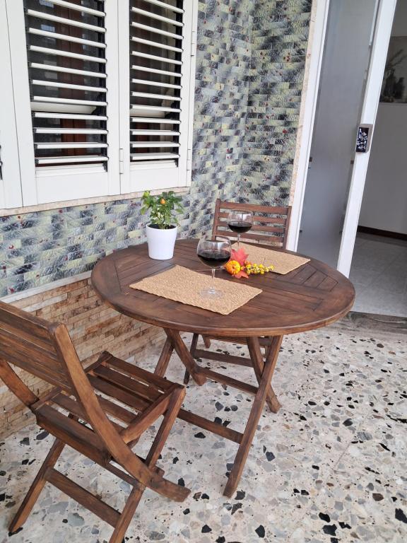 Zona pranzo all'aperto con tavolo e sedie in legno