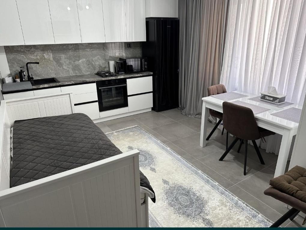 a small kitchen with a table and a table and chairs at Квартира,Еврейская,1 in Bilhorod-Dnistrovskyi