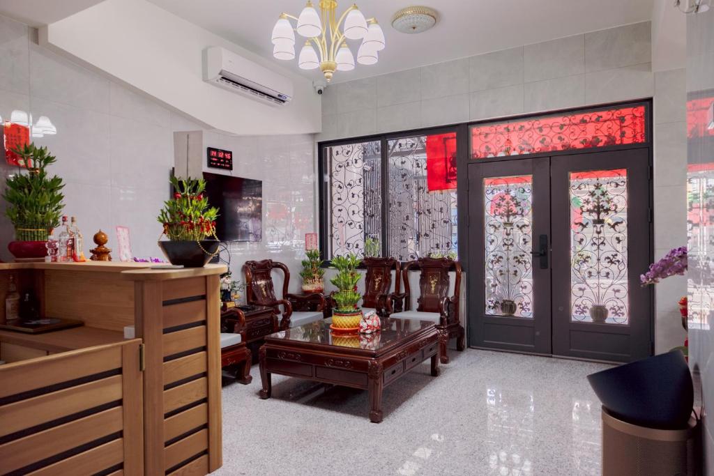 a room with a table and chairs and a door at Da Wu B&B in Shang-wu